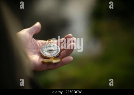 Nahaufnahme Mann hält Kompass Stockfoto