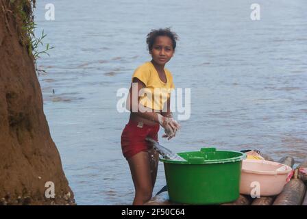 Provinz Darien, Panama. 07-18-2019. Eine weibliche indigene Jugendliche aus der Provinz Darien in Panama, Mittelamerika, wascht Kleidung an der r Stockfoto