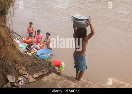 Provinz Darien, Panama. 07-18-2019. Eine Gruppe indigener Frauen aus der Provinz Darien waschen in Panama, Mittelamerika, Tücher Stockfoto