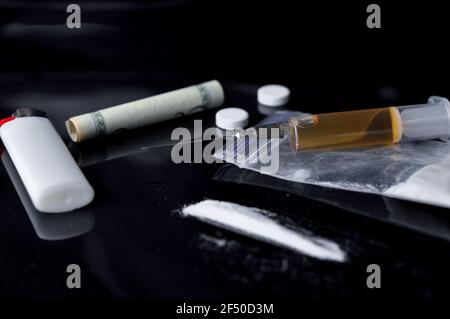Harte Drogen: Kokain, Pillen und Heroin in Spritze. Drogenabhängigkeit. Konzept der Kriminalität. Stockfoto