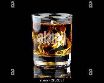 Glas Whiskey mit Eis auf schwarzem Hintergrund mit Spiegelung. Nahaufnahme. Selektiver Fokus auf Eis. Stockfoto