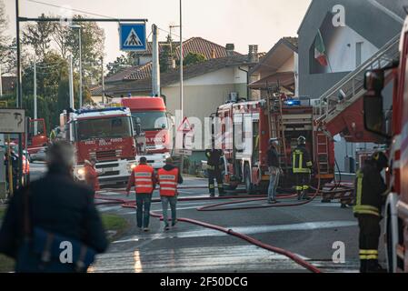 Feuerwehrleute bei der Arbeit 2 Stockfoto