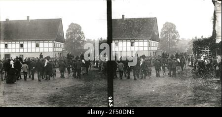 Seifhennersdorf. Manöver der Königlich Sächsischen Armee im Herbst 1897. Abrechnung im Dorf. Artilleristen und anblickbare Bewohner auf dem Kretschamhof Stockfoto