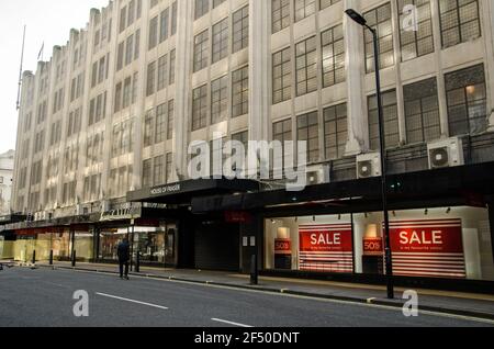 London, Großbritannien - 26. Februar 2021: Blick auf die Flagship-Filiale der Kaufhauskette House of Fraser in der Oxford Street im Zentrum von London. Das Geschäft Stockfoto
