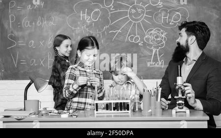 Wissenschaft ist immer die Lösung. Reaktion beobachten. Experiment der Schulchemie. Erklären der Chemie für Kinder. Faszinierende Chemiestunde. Mann bärtig Stockfoto