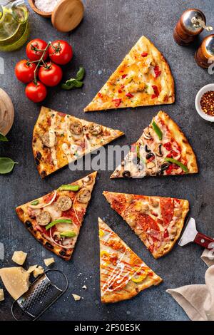 Auswahl an Pizzascheiben, Draufsicht Stockfoto