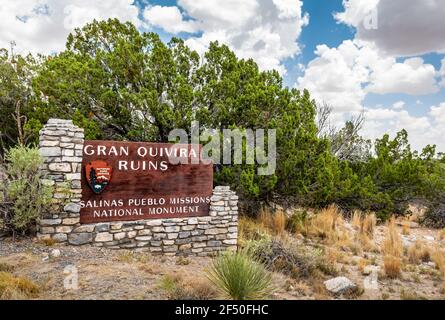 Schild mit den Ruinen von Gran Quivira am Salinas Missions National Monument, New Mexico, USA. Stockfoto