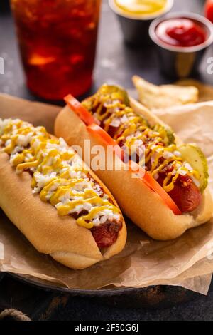 Zwei Hot Dogs mit Ketchup und Senf Stockfoto