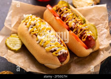 Zwei Hot Dogs mit Ketchup und Senf Stockfoto