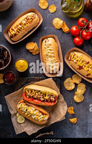 Verschiedene Hot Dogs mit Ketchup und Senf Stockfoto