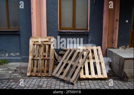 Haufe oh Holzpaletten auf der Straße. Stockfoto