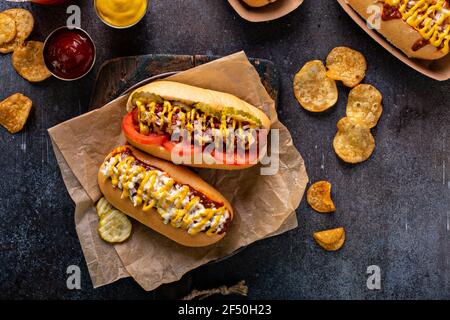 Verschiedene Hot Dogs mit Ketchup und Senf Stockfoto