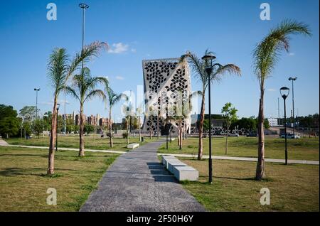 Cordoba, Argentinien - Januar, 2020: Öffentlicher Park namens Parque Centro Civico, Palmenallee und Gebäude des Centro Civico in futuristischem Stil Stockfoto