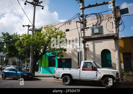 Cordoba, Argentinien - Januar, 2020: Alte Pickup-LKW an der Straße in der Nähe von modernen elektrischen Umspannwerk und Privathaus an der Ecke geparkt Stockfoto