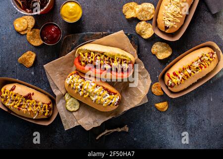 Verschiedene Hot Dogs mit Ketchup und Senf Stockfoto