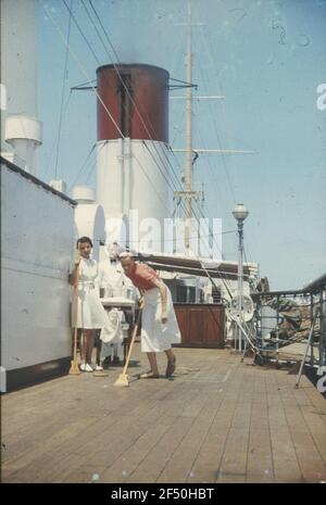 Bordleben Cap Arcona. Passagiere spielen auf dem Oberdeck des Passagierschiffs Shuffleboard Stockfoto