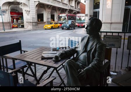 Cordoba, Argentinien - Januar 2020: Skulptur von Daniel Salzano beim Kaffeetrinken in der Nähe der Bar sorocabana. Denkmal des berühmten argentinischen Journalisten und Dichters Stockfoto