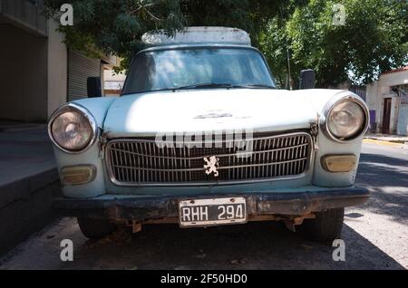 Cordoba, Argentinien - Januar, 2020: Vorderansicht des alten klassischen Peugeot 404 Autos. Oldtimer-LKW mit Peugeot-Logo auf Kühlerschirm und 404 Nummer Stockfoto