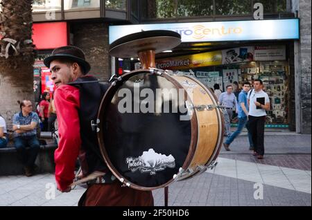 Santiago, Chile - Februar, 2020: Junger Mann Street Performer Chinchinero mit Bass Drum Musikinstrument auf dem Rücken Stockfoto