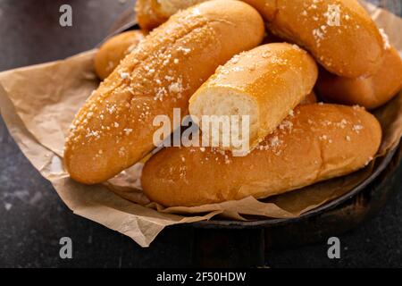 Knoblauchbrötchen frisch auf einem Teller gebacken Stockfoto