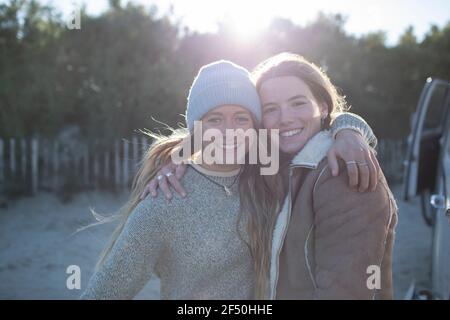 Portrait glücklich junge Frauen Freunde umarmt im Freien Stockfoto