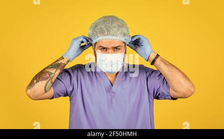 Beginn des Virenausbruchs. Mann Arzt Uniform gelben Hintergrund. Typ des Virus. Coronavirus-Konzept. Erwarten Sie, dass Virus mutiert. Mensch zu Mensch Stockfoto