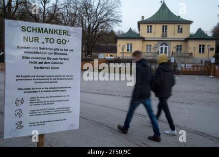 München, Deutschland. März 2021, 23rd. Ein Schild mit der Aufschrift "Schmankerl nur 'To Go'" steht im Englischen Garten am Chinesischen Turm. Kredit: Peter Kneffel/dpa/Alamy Live Nachrichten Stockfoto