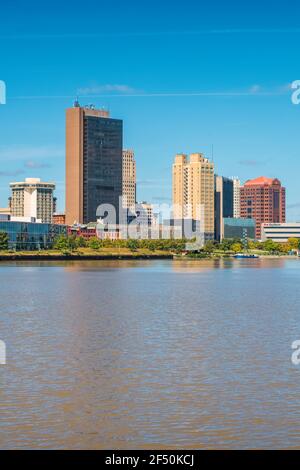 Downtown Skyline von Toledo Ohio USA und dem Maumee River an einem sonnigen Tag. Stockfoto