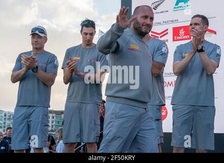 Auckland, Neuseeland, 17. März 2021 - Luna Rossa Prada Pirelli Team Director und Skipper Max Sirena würdigt die Menge während der America's Cup-Zeremonie 36th von Co-Steuermann Jimmy Spithill (links) beobachtet. Das italienische Team verlor die Serie 3-7 an das Emirates Team New Zealand des Verteidigers. Kredit: Rob Taggart/Alamy Stockfoto