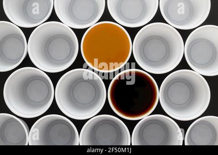 Zwei Kaffee in vielen weißen Plastikbecher, einer mit Milch, einer schwarz, Blick von oben Stockfoto