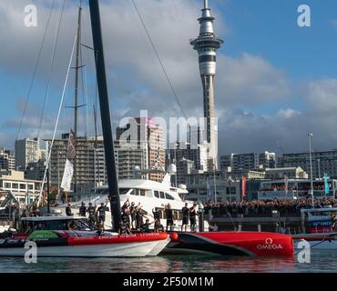 Auckland, Neuseeland, 17. März 2021 - Emirates Team das neuseeländische Team Te Rehutai, mit Peter Burling befahren, kehrt nach der Niederlage der italienischen Herausforderer Luna Rossa Prada Pirelli an ihr Dock zurück und wird von tausenden Anhängern begrüßt. Rob Taggart/Alamy Stockfoto