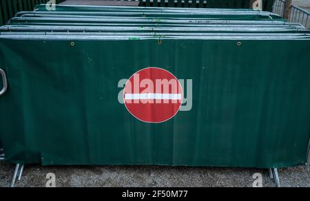 München, Deutschland. März 2021, 23rd. Im Englischen Garten am Chinesischen Turm stehen Schrankengitter, die mit Planen bedeckt sind, auf deren Mitte ein Schild "Passage forbidden" aufgedruckt ist. Kredit: Peter Kneffel/dpa/Alamy Live Nachrichten Stockfoto