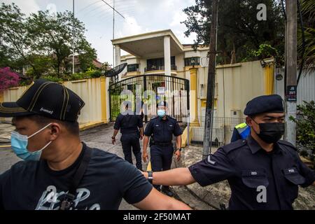 Königliche malaysische Polizeibeamte stehen am Eingang der nordkoreanischen Botschaft in Kuala Lumpur auf Wache.nordkoreanische Mitarbeiter verließen die Botschaft des Landes in Bukit Damansara, Malaysia, nachdem Pjöngjang die diplomatischen Beziehungen zu Kuala Lumpur wegen der Auslieferung eines Staatsangehörigen der DVRK an die USA unterbrochen hatte Stockfoto