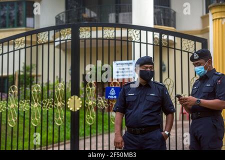 Königliche malaysische Polizeibeamte stehen am Eingang der nordkoreanischen Botschaft in Kuala Lumpur auf Wache.nordkoreanische Mitarbeiter verließen die Botschaft des Landes in Bukit Damansara, Malaysia, nachdem Pjöngjang die diplomatischen Beziehungen zu Kuala Lumpur wegen der Auslieferung eines Staatsangehörigen der DVRK an die USA unterbrochen hatte Stockfoto