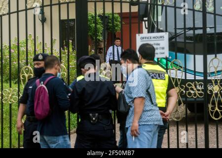 Königliche malaysische Polizeibeamte stehen am Eingang der nordkoreanischen Botschaft in Kuala Lumpur auf Wache.nordkoreanische Mitarbeiter verließen die Botschaft des Landes in Bukit Damansara, Malaysia, nachdem Pjöngjang die diplomatischen Beziehungen zu Kuala Lumpur wegen der Auslieferung eines Staatsangehörigen der DVRK an die USA unterbrochen hatte Stockfoto