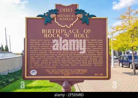 Historische Markierung in der Rock and Roll Hall of Fame in der Innenstadt von Cleveland Ohio USA. Stockfoto