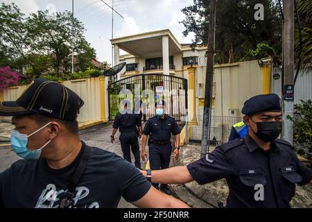 Kuala Lumpur, Malaysia. März 2021, 19th. Königliche malaysische Polizeibeamte stehen am Eingang der nordkoreanischen Botschaft in Kuala Lumpur auf Wache.nordkoreanische Mitarbeiter verließen die Botschaft des Landes in Bukit Damansara, Malaysia, nachdem Pjöngjang die diplomatischen Beziehungen zu Kuala Lumpur wegen der Auslieferung eines Staatsangehörigen der DVRK an die USA unterbrochen hatte (Foto: Vivian Lo/SOPA Images/Sipa USA) Quelle: SIPA USA/Alamy Live News Stockfoto