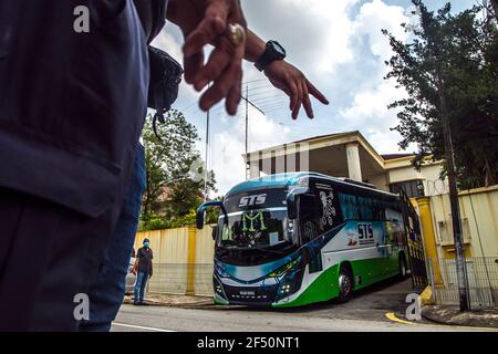 Kuala Lumpur, Malaysia. März 2021, 21st. Ein königlich malaysischer Polizeibeamter führt einen Bus mit Botschaftsmitarbeitern, die die nordkoreanische Botschaft in Kuala Lumpur verlassen.nordkoreanische Mitarbeiter verließen die Botschaft des Landes in Bukit Damansara, Malaysia, nachdem Pjöngjang die diplomatischen Beziehungen zu Kuala Lumpur wegen der Auslieferung eines Staatsangehörigen der DVRK an die USA unterbrochen hatte (Foto von Vivian Lo/SOPA Images/Sipa USA) Quelle: SIPA USA/Alamy Live News Stockfoto