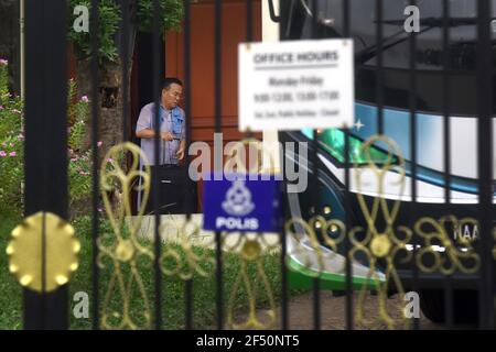 Kuala Lumpur, Malaysia. März 2021, 19th. Kim Yu Song, nordkoreanischer Berater, trägt sein Gepäck zu einem Bus in den Räumlichkeiten der nordkoreanischen Botschaft in Kuala Lumpur.nordkoreanische Mitarbeiter verließen die Botschaft des Landes in Bukit Damansara, Malaysia, nachdem Pjöngjang die diplomatischen Beziehungen zu Kuala Lumpur unterbrochen hatte, um einen Staatsangehörigen der DVRK an die USA auszuliefern (Foto von Vivian Lo/SOPA Images/Sipa USA) Quelle: SIPA USA/Alamy Live News Stockfoto