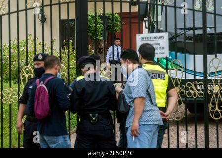 Kuala Lumpur, Malaysia. März 2021, 19th. Königliche malaysische Polizeibeamte stehen am Eingang der nordkoreanischen Botschaft in Kuala Lumpur auf Wache.nordkoreanische Mitarbeiter verließen die Botschaft des Landes in Bukit Damansara, Malaysia, nachdem Pjöngjang die diplomatischen Beziehungen zu Kuala Lumpur wegen der Auslieferung eines Staatsangehörigen der DVRK an die USA unterbrochen hatte. Vivian Lo/SOPA Images/ZUMA Wire/Alamy Live News Stockfoto