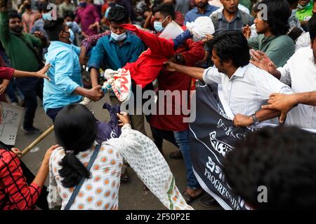 Dhaka, Bangladesch. März 2021, 23rd. Während einer Demonstration gegen den bevorstehenden Besuch des indischen Premierministers Narendra Modi in Bangladesch, um an den Feierlichkeiten zum goldenen Jubiläum der Unabhängigkeit des Landes teilzunehmen, kollidierten Demonstranten mit Gegendemonstlern. (Foto von Sultan Mahmud Mukut/SOPA Images/Sipa USA) Quelle: SIPA USA/Alamy Live News Stockfoto