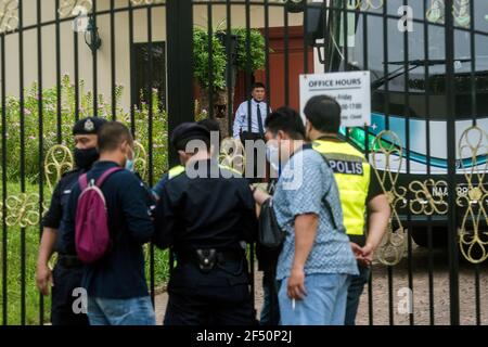 Kuala Lumpur, Malaysia. März 2021, 21st. Königliche malaysische Polizeibeamte stehen am Eingang der nordkoreanischen Botschaft in Kuala Lumpur auf Wache.nordkoreanische Mitarbeiter verließen die Botschaft des Landes in Bukit Damansara, Malaysia, nachdem Pjöngjang die diplomatischen Beziehungen zu Kuala Lumpur wegen der Auslieferung eines Staatsangehörigen der DVRK an die USA unterbrochen hatte (Foto: Vivian Lo/SOPA Images/Sipa USA) Quelle: SIPA USA/Alamy Live News Stockfoto