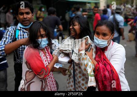 Dhaka, Bangladesch. März 2021, 23rd. Demonstranten halfen einem verletzten Kollegen bei einer Demonstration gegen den bevorstehenden Besuch des indischen Premierministers Narendra Modi in Bangladesch, um an den goldenen Jubiläumsfeiern der Unabhängigkeit des Landes teilzunehmen. (Foto von Sultan Mahmud Mukut/SOPA Images/Sipa USA) Quelle: SIPA USA/Alamy Live News Stockfoto