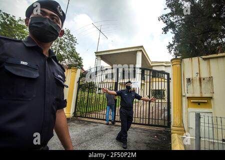 Kuala Lumpur, Malaysia. März 2021, 21st. Königliche malaysische Polizeibeamte stehen am Eingang der nordkoreanischen Botschaft in Kuala Lumpur auf Wache.nordkoreanische Mitarbeiter verließen die Botschaft des Landes in Bukit Damansara, Malaysia, nachdem Pjöngjang die diplomatischen Beziehungen zu Kuala Lumpur wegen der Auslieferung eines Staatsangehörigen der DVRK an die USA unterbrochen hatte (Foto: Vivian Lo/SOPA Images/Sipa USA) Quelle: SIPA USA/Alamy Live News Stockfoto