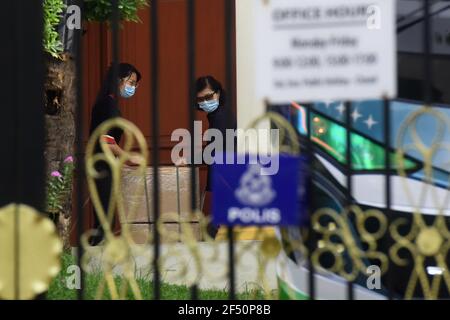 Kuala Lumpur, Malaysia. März 2021, 21st. Zwei Frauen, von denen angenommen wird, dass sie Mitarbeiter sind, bereiten sich darauf vor, die nordkoreanische Botschaft in Kuala Lumpur zu verlassen.nordkoreanische Mitarbeiter verließen die Botschaft des Landes in Bukit Damansara, Malaysia, nachdem Pjöngjang die diplomatischen Beziehungen zu Kuala Lumpur wegen der Auslieferung eines Staatsangehörigen der DVRK in die USA unterbrochen hatte (Foto von Vivian Lo/SOPA Images/Sipa USA) Quelle: SIPA USA/Alamy Live News Stockfoto