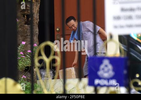 Kuala Lumpur, Malaysia. März 2021, 19th. Kim Yu Song, nordkoreanischer Berater, trägt sein Gepäck zu einem Bus in den Räumlichkeiten der nordkoreanischen Botschaft in Kuala Lumpur.nordkoreanische Mitarbeiter verließen die Botschaft des Landes in Bukit Damansara, Malaysia, nachdem Pjöngjang die diplomatischen Beziehungen zu Kuala Lumpur unterbrochen hatte, um einen Staatsangehörigen der DVRK an die USA auszuliefern (Foto von Vivian Lo/SOPA Images/Sipa USA) Quelle: SIPA USA/Alamy Live News Stockfoto