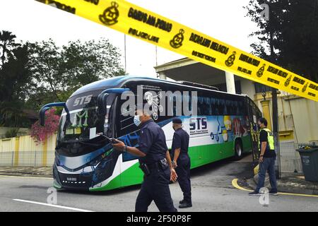 Kuala Lumpur, Malaysia. März 2021, 21st. Königliche malaysische Polizeibeamte führen einen Bus mit Botschaftsmitarbeitern, die die nordkoreanische Botschaft in Kuala Lumpur verlassen.nordkoreanische Mitarbeiter verließen die Botschaft des Landes in Bukit Damansara, Malaysia, nachdem Pjöngjang die diplomatischen Beziehungen zu Kuala Lumpur wegen der Auslieferung eines Staatsangehörigen der DVRK in die USA unterbrochen hatte (Foto: Vivian Lo/SOPA Images/Sipa USA) Quelle: SIPA USA/Alamy Live News Stockfoto