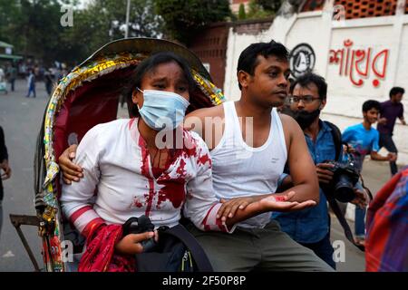 Dhaka, Bangladesch. März 2021, 23rd. Während einer Demonstration gegen den bevorstehenden Besuch des indischen Premierministers Narendra Modi in Bangladesch, um an den Feierlichkeiten zum goldenen Jubiläum der Unabhängigkeit des Landes teilzunehmen, kollidierten Demonstranten mit Gegendemonstlern. (Foto von Sultan Mahmud Mukut/SOPA Images/Sipa USA) Quelle: SIPA USA/Alamy Live News Stockfoto