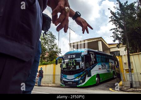 Kuala Lumpur, Malaysia. März 2021, 19th. Ein königlich malaysischer Polizeibeamter führt einen Bus mit Botschaftsmitarbeitern, die die nordkoreanische Botschaft in Kuala Lumpur verlassen.nordkoreanische Mitarbeiter verließen die Botschaft des Landes in Bukit Damansara, Malaysia, nachdem Pjöngjang die diplomatischen Beziehungen zu Kuala Lumpur unterbrochen hatte, um einen Staatsangehörigen der DVRK an die USA auszuliefern. Vivian Lo/SOPA Images/ZUMA Wire/Alamy Live News Stockfoto