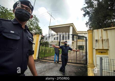 Kuala Lumpur, Malaysia. März 2021, 19th. Königliche malaysische Polizeibeamte stehen am Eingang der nordkoreanischen Botschaft in Kuala Lumpur auf Wache.nordkoreanische Mitarbeiter verließen die Botschaft des Landes in Bukit Damansara, Malaysia, nachdem Pjöngjang die diplomatischen Beziehungen zu Kuala Lumpur wegen der Auslieferung eines Staatsangehörigen der DVRK an die USA unterbrochen hatte. Vivian Lo/SOPA Images/ZUMA Wire/Alamy Live News Stockfoto